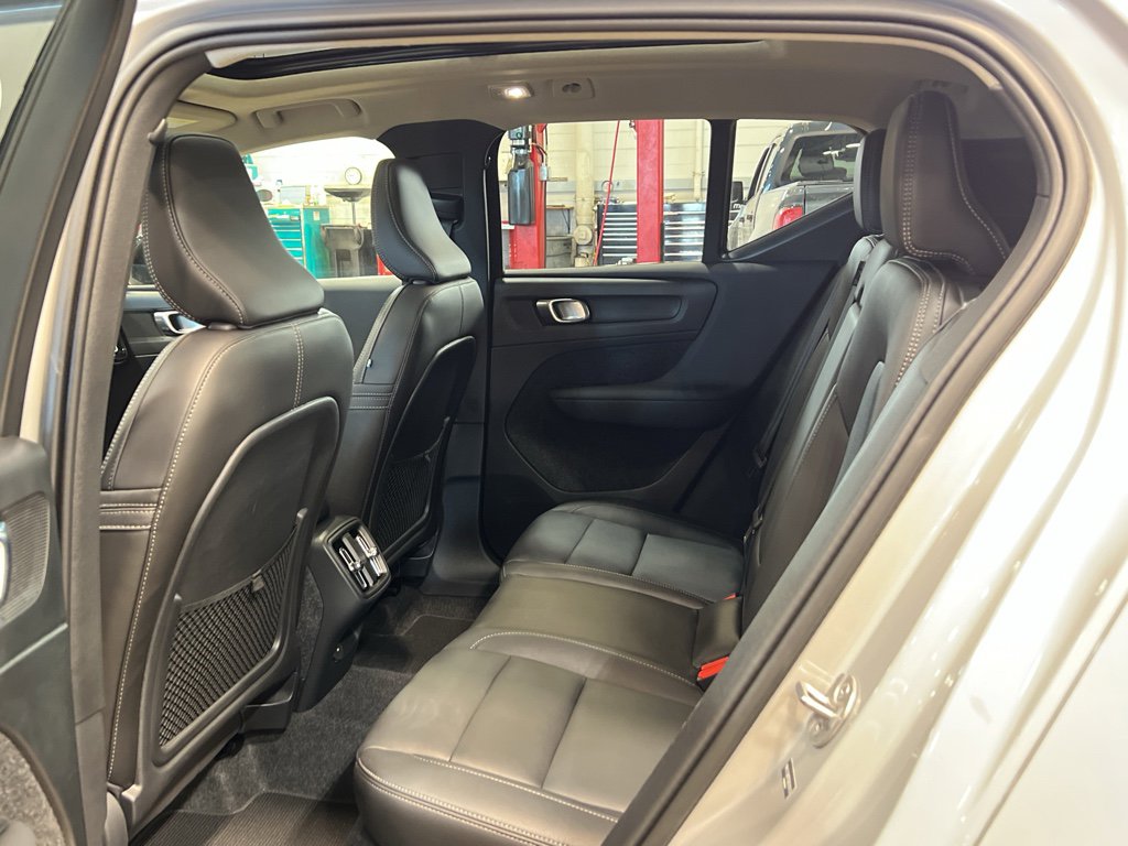 Used 2025 Volvo XC40 B5 Plus image 34