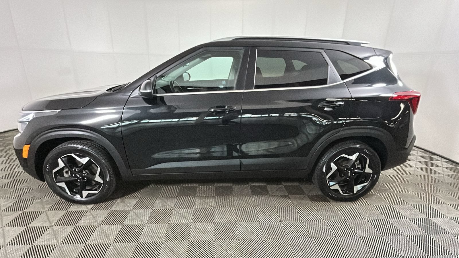 Used 2024 Kia Seltos EX AWD/4WD image 7