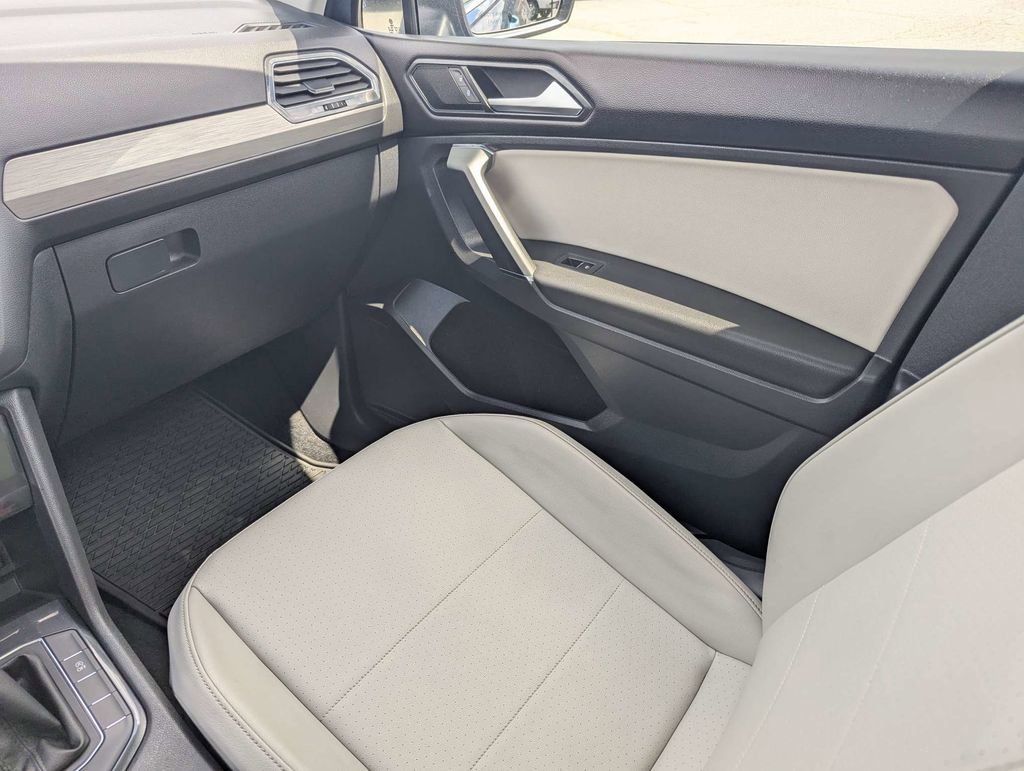 Used 2018 Volkswagen Tiguan SE w/ Panoramic Sunroof Package image 18