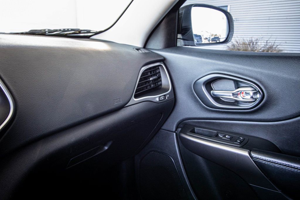 Used 2019 Jeep Cherokee Latitude Plus image 40