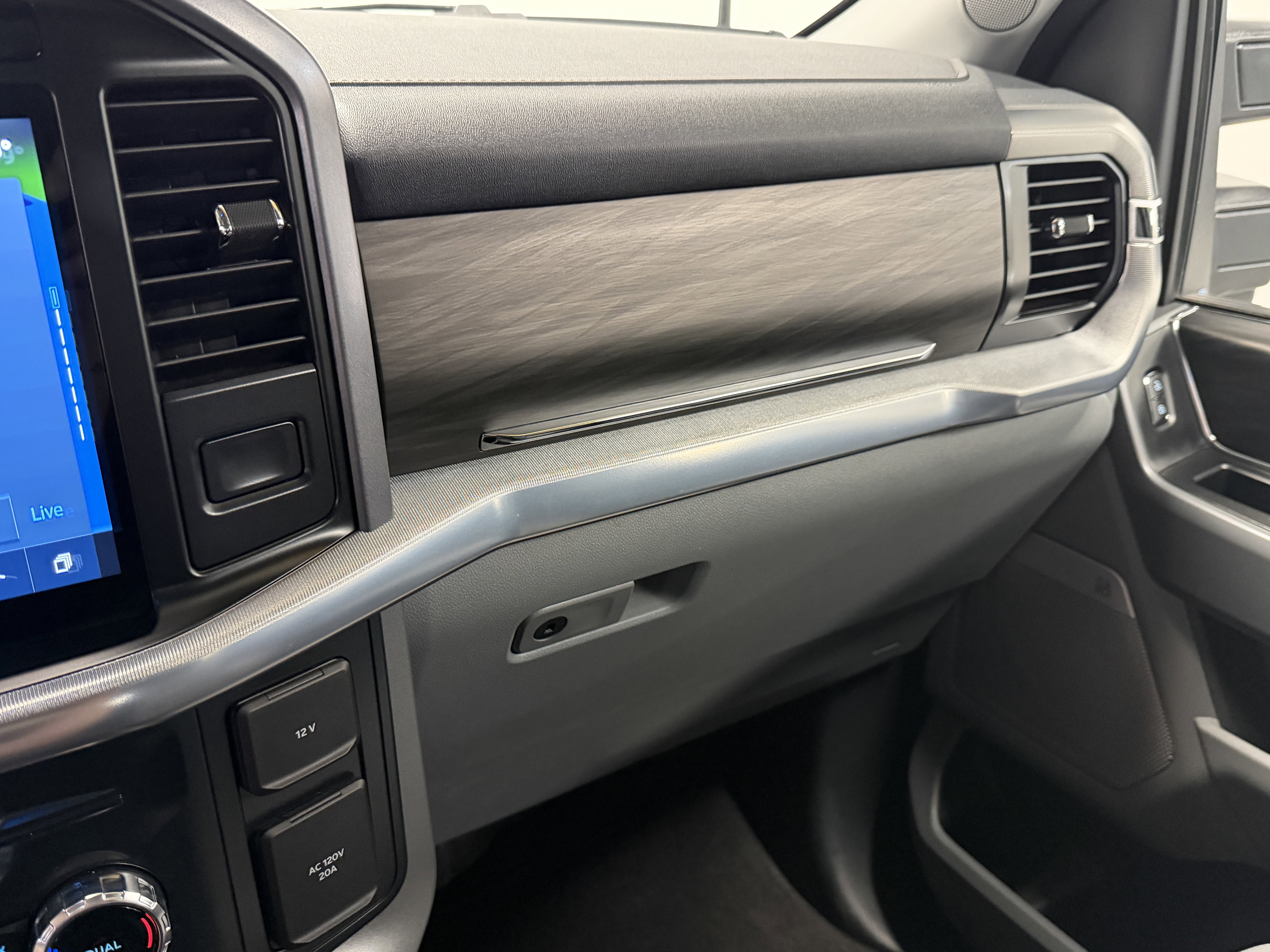 Used 2025 Ford F150 Lariat w/ Equipment Group 501A Mid image 12