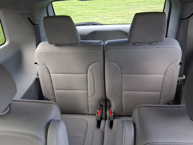 Used 2023 GMC Acadia SLT image 29