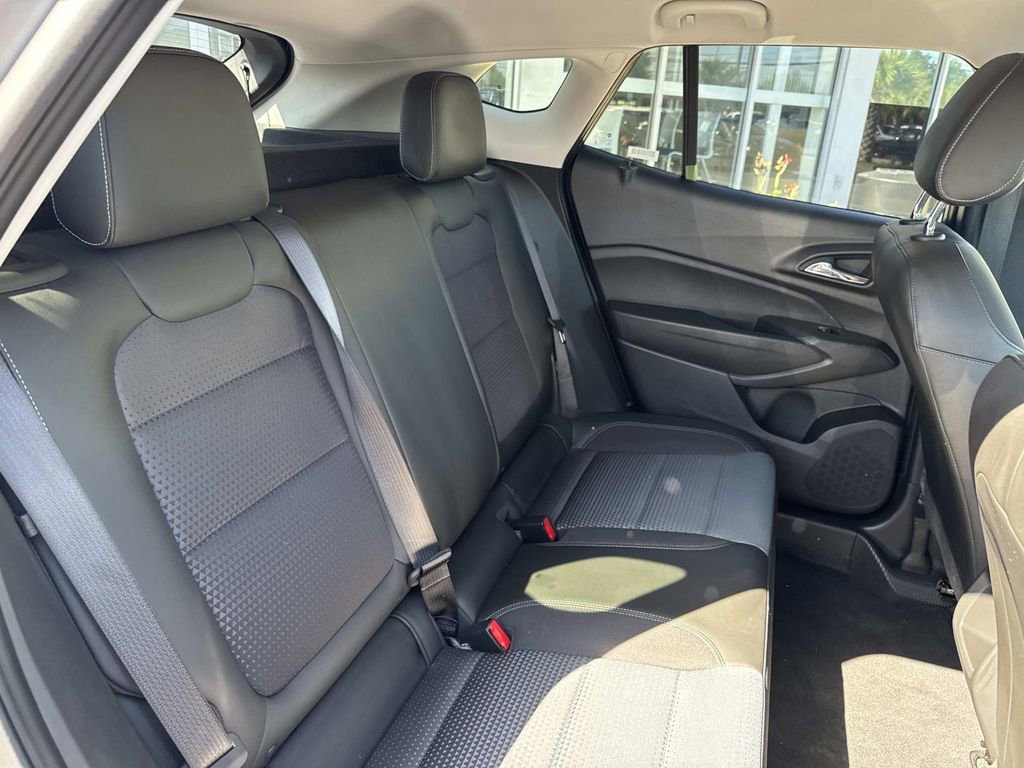 Used 2025 Chevrolet Trax LT w/ LT Convenience Package FWD image 10