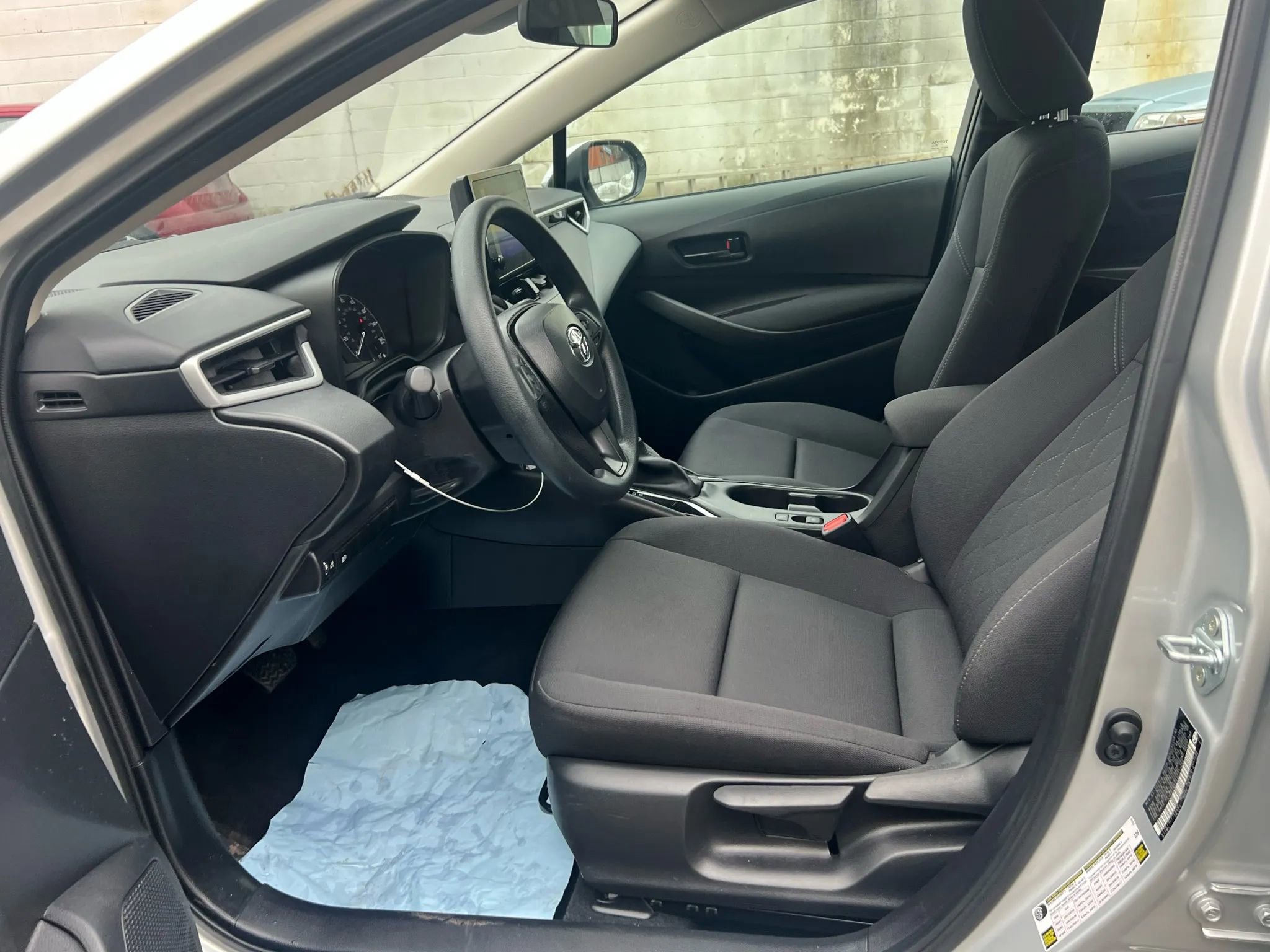 Used 2025 Toyota Corolla LE image 28