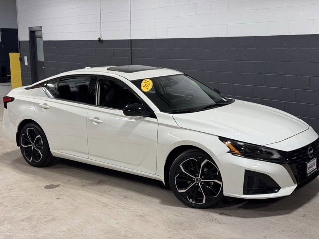 Used 2023 Nissan Altima 2.5 SR w/ SR Premium Package image 7