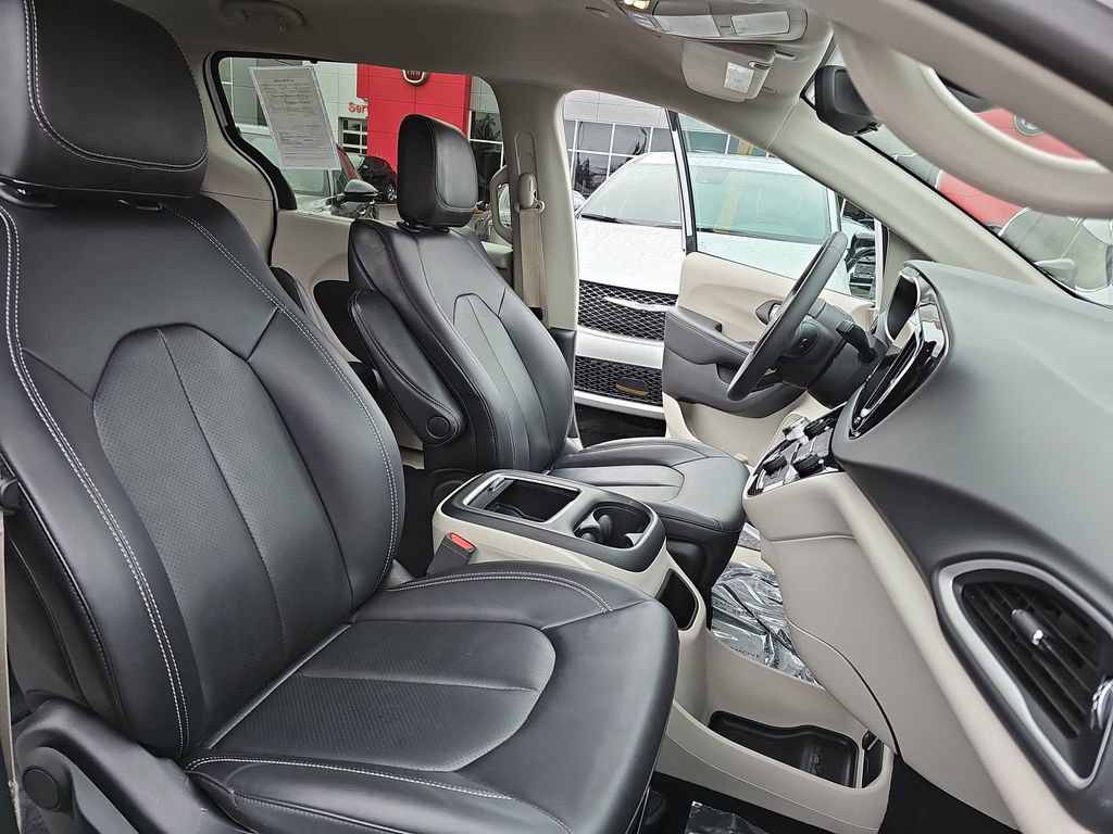 Used 2024 Chrysler Pacifica Touring-L FWD image 10