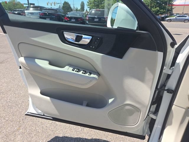 Used 2022 Volvo XC60 B5 Momentum AWD/4WD image 19