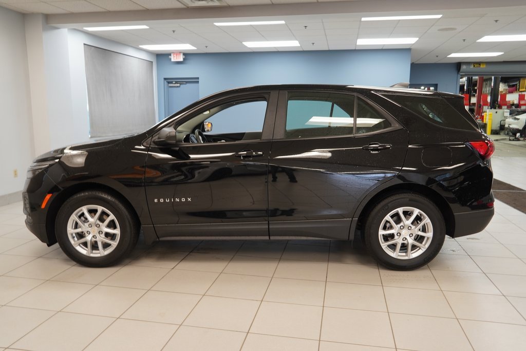 Used 2024 Chevrolet Equinox LS image 2