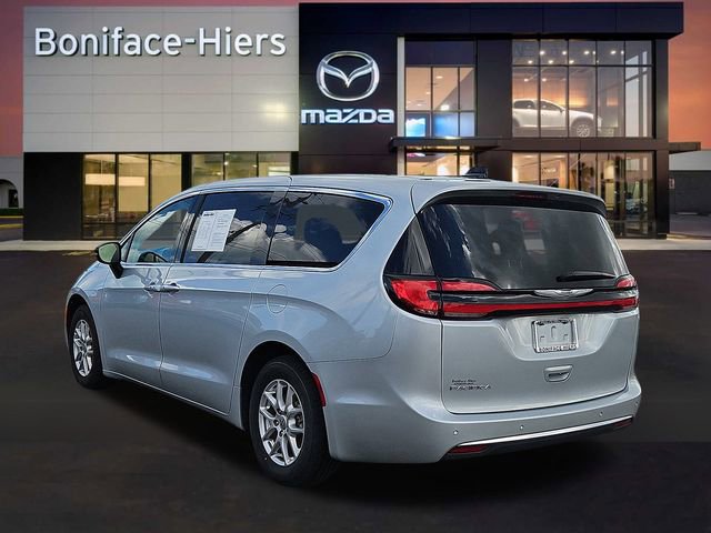 Used 2024 Chrysler Pacifica Touring-L image 3