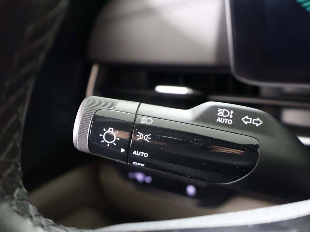 Used 2025 Kia Carnival FWD image 40