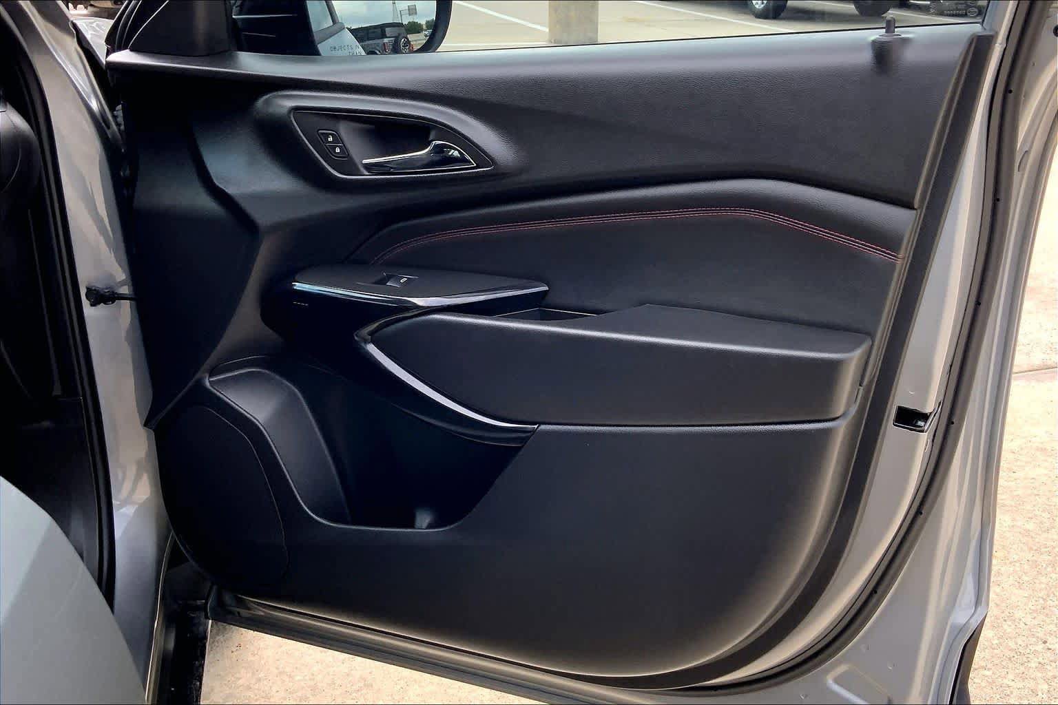 Used 2025 Chevrolet Trax RS w/ Sunroof Package FWD image 23
