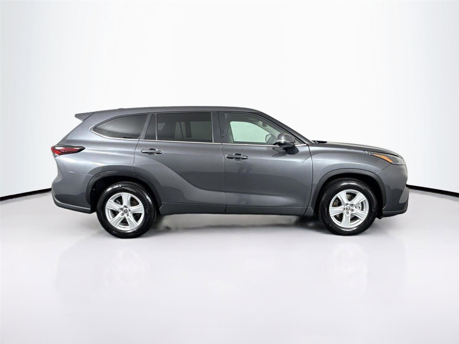 Certified 2025 Toyota Highlander LE FWD image 10