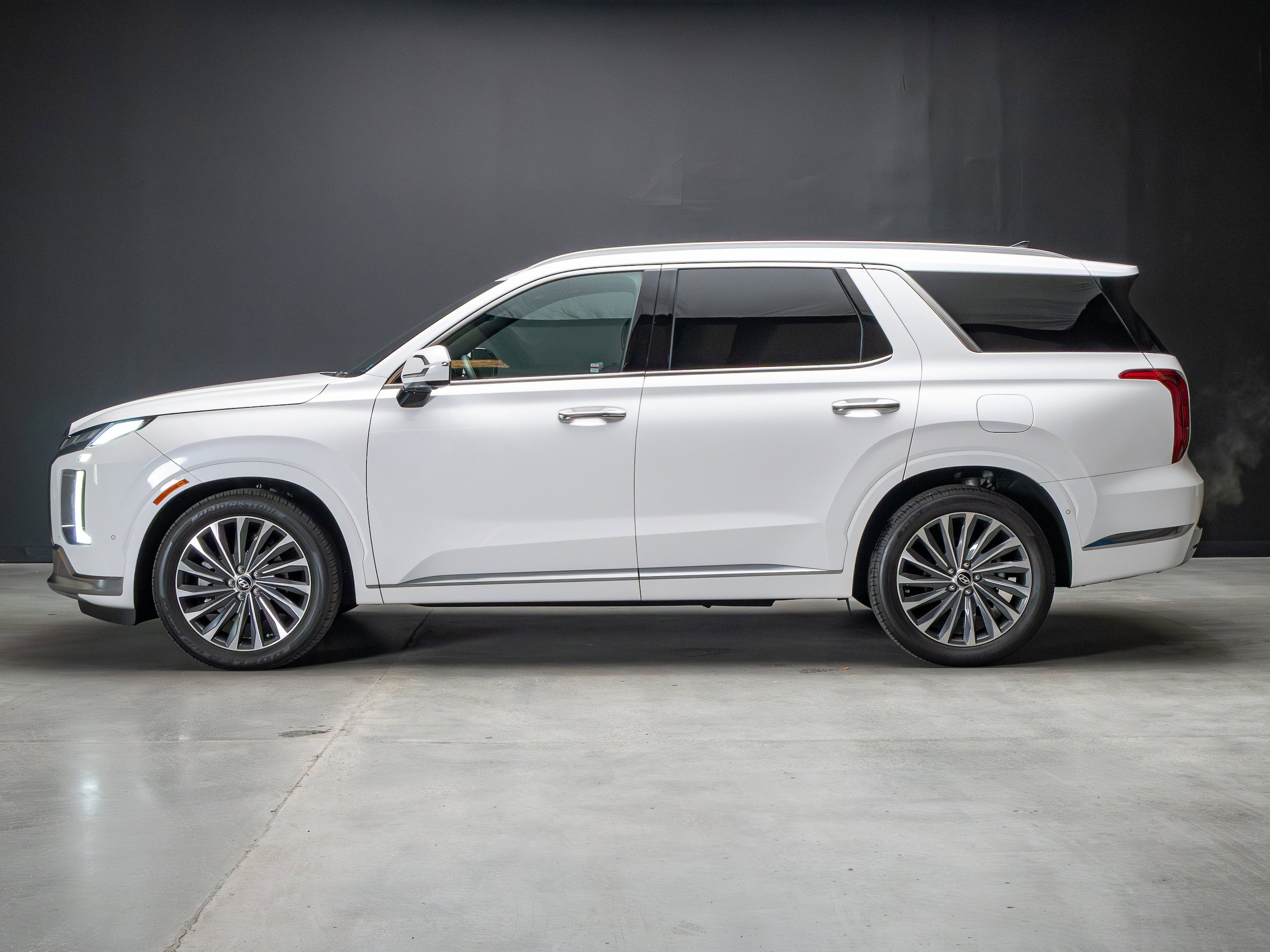 Used 2024 Hyundai Palisade Calligraphy AWD/4WD image 2