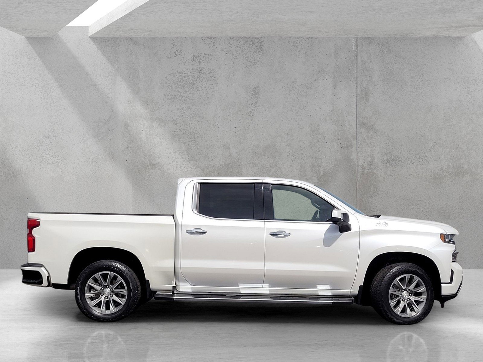 Used 2019 Chevrolet Silverado 1500 High Country w/ Technology Package image 3