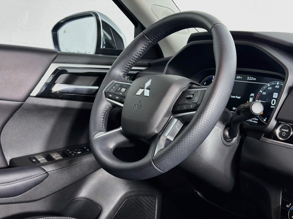 Used 2025 Mitsubishi Outlander SE AWD/4WD image 37