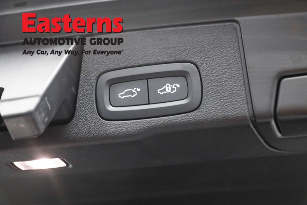 Used 2023 Volvo XC60 B5 Plus image 21