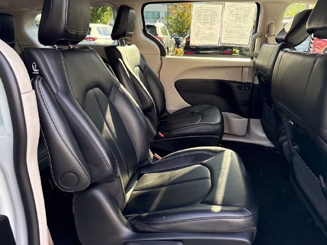 Used 2024 Chrysler Pacifica Limited FWD image 10