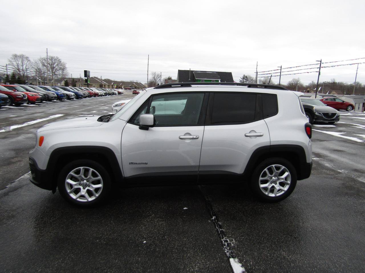 Used 2018 Jeep Renegade Latitude w/ Cold Weather Group FWD image 4