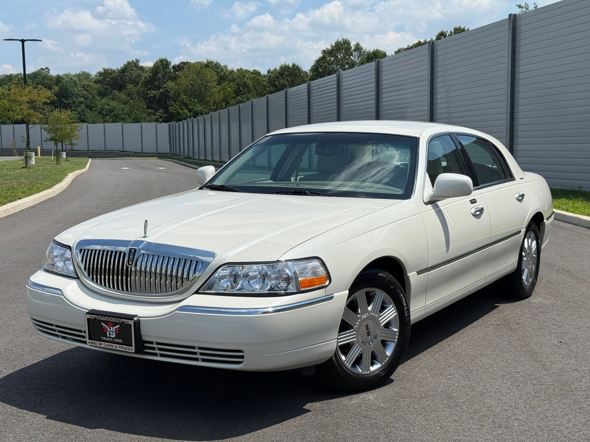 Used 2005 Lincoln Town Car Signature image 2