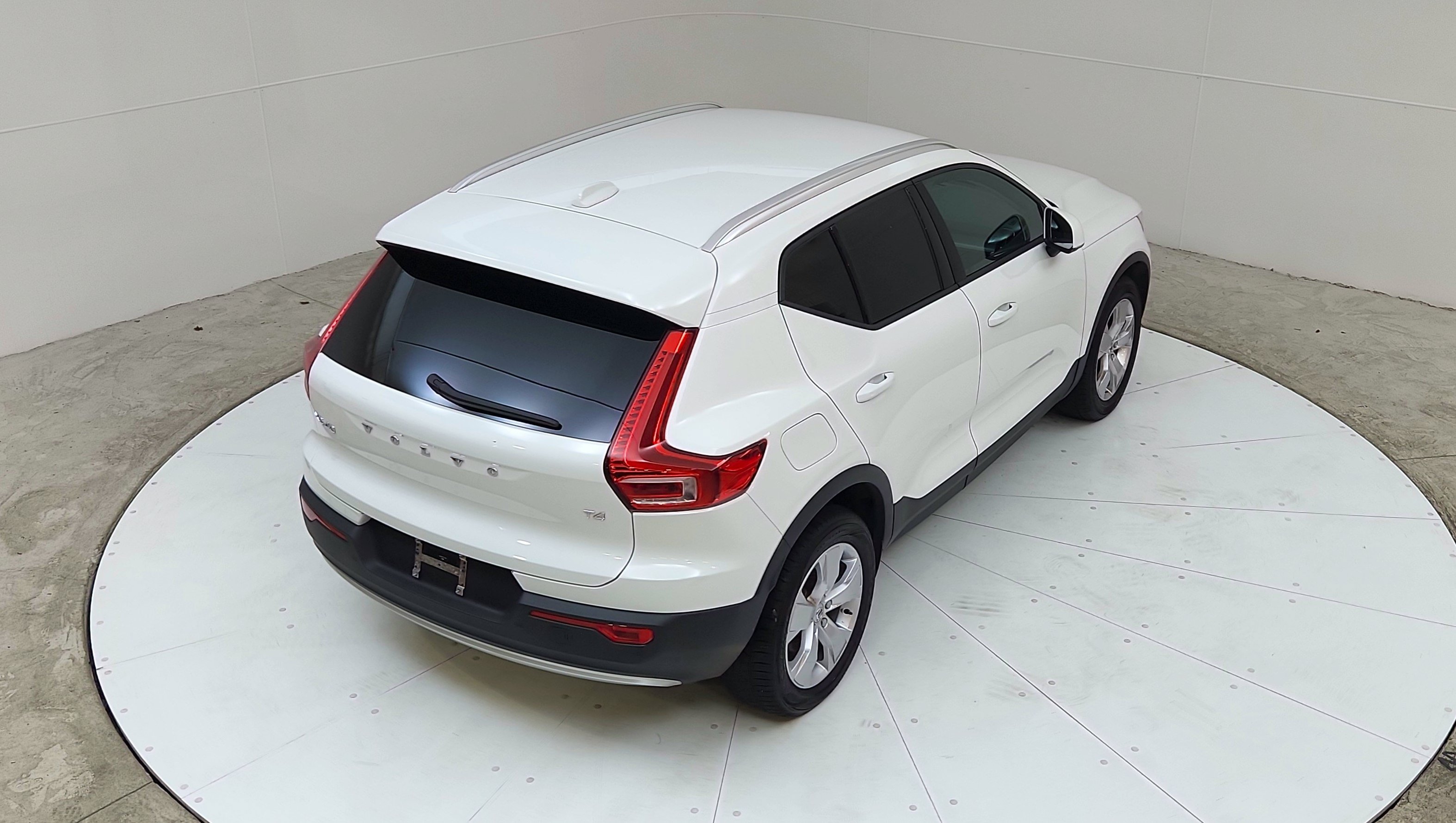 Used 2020 Volvo XC40 T4 Momentum FWD image 16