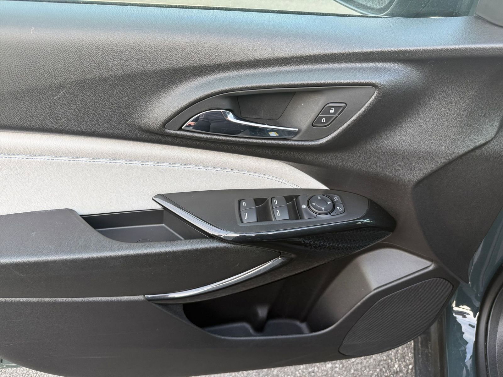 Used 2025 Chevrolet Trax LT w/ LT Convenience Package image 18