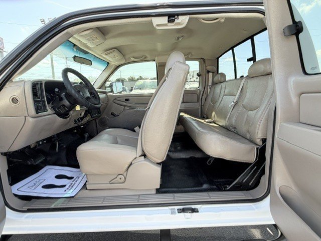 Used 2006 GMC Sierra 2500 W/T w/ Heavy-Duty Power Package AWD/4WD image 14
