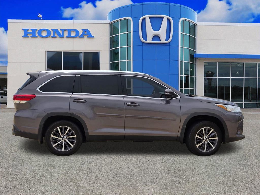 Used 2019 Toyota Highlander XLE AWD/4WD image 2