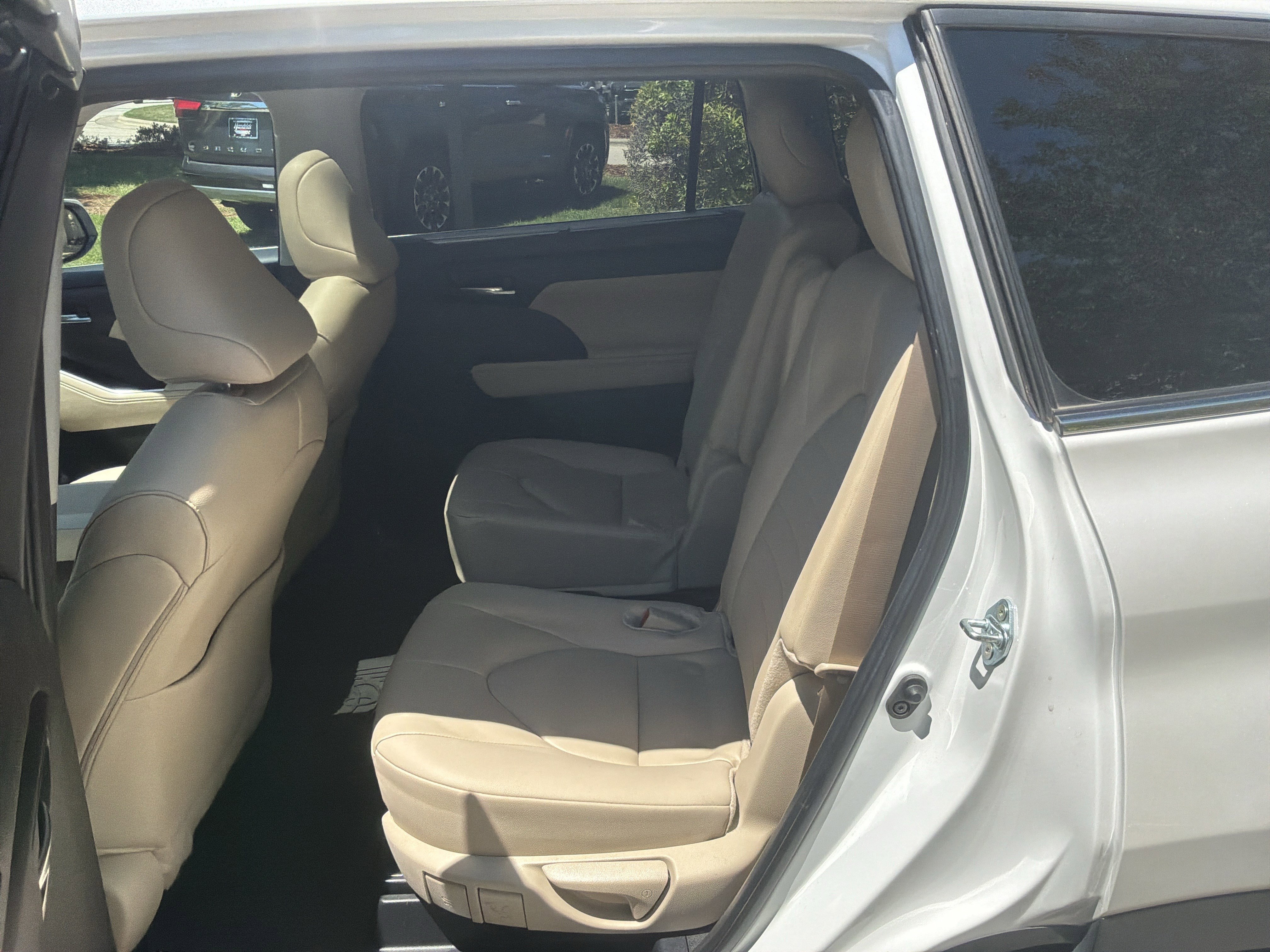 Used 2024 Toyota Highlander XLE FWD image 31
