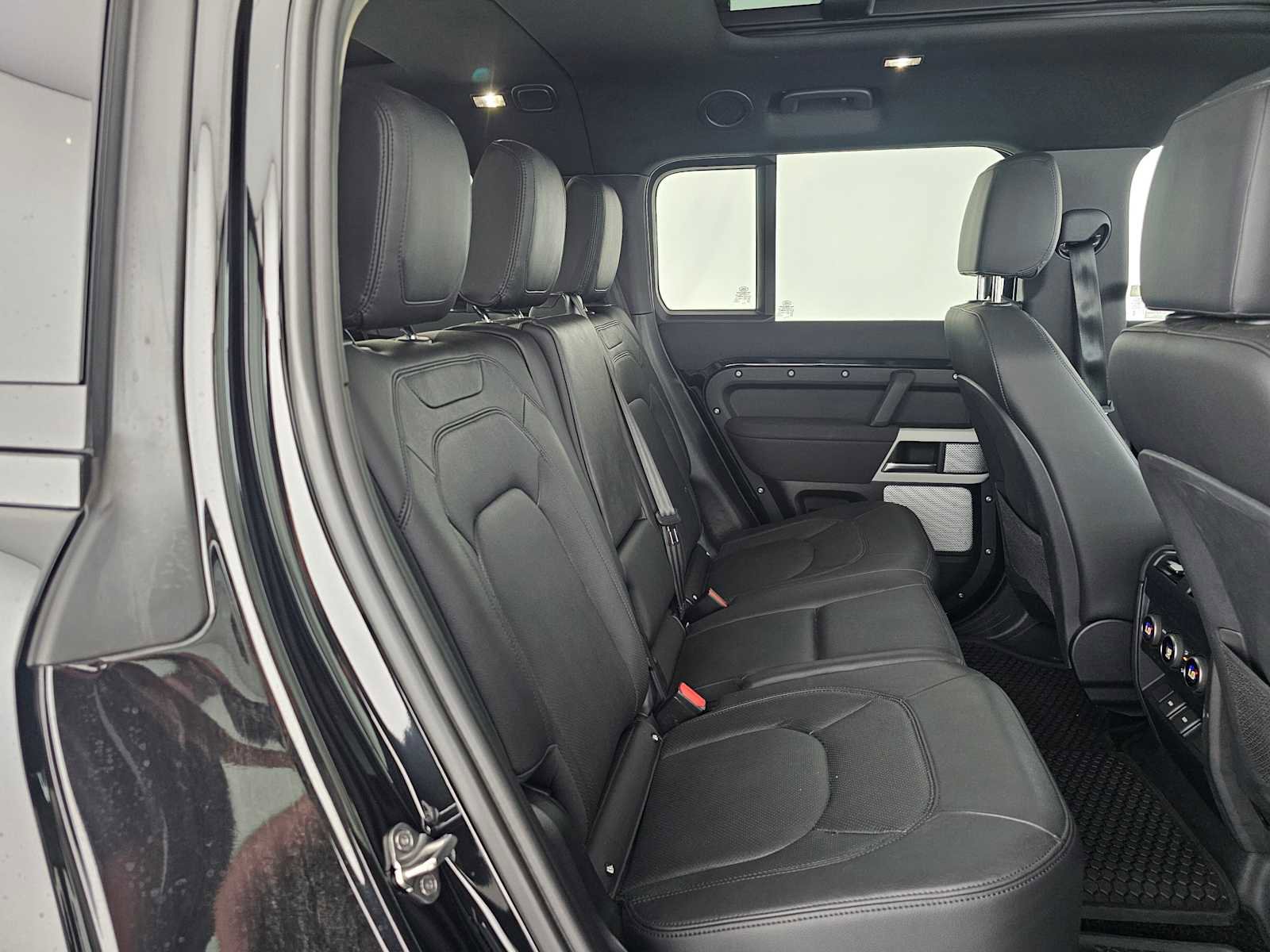 Used 2023 Land Rover Defender 130 SE image 12