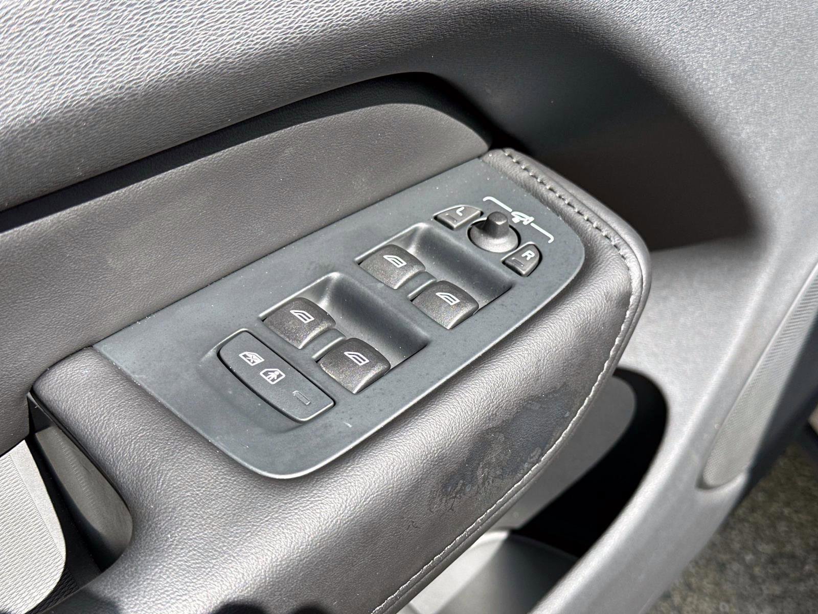 Certified 2025 Volvo XC60 B5 Plus image 18