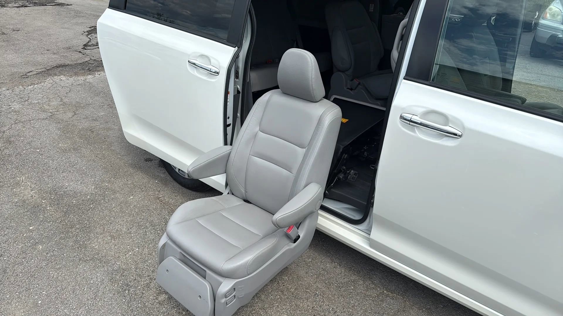 Used 2019 Toyota Sienna XLE image 14