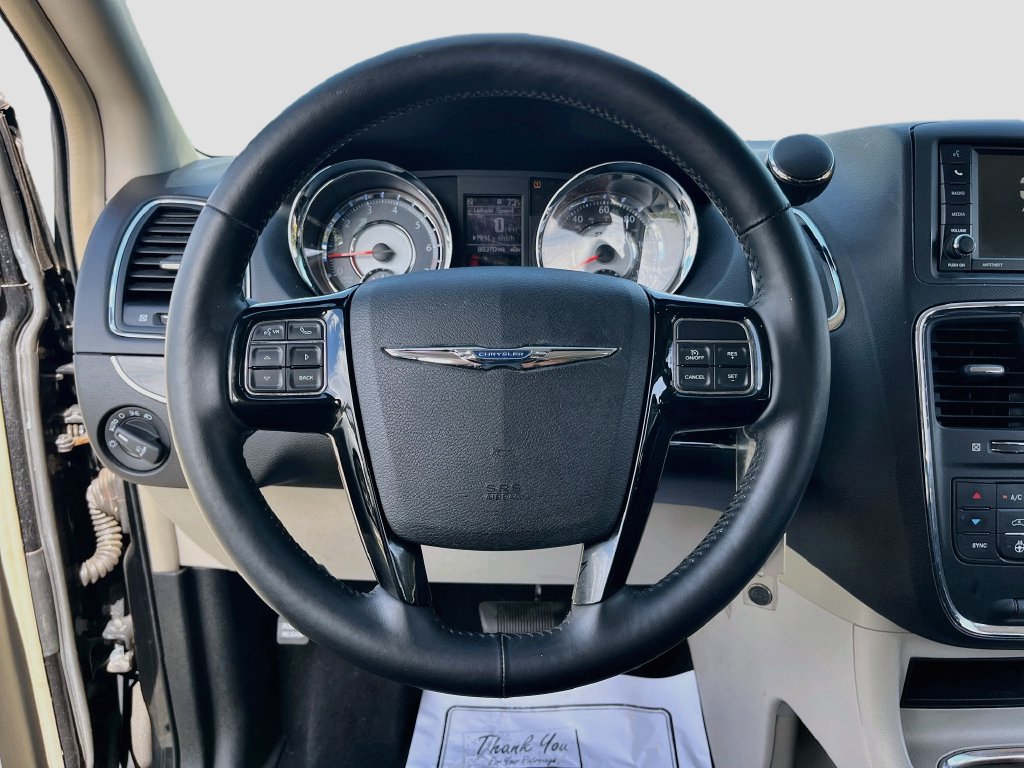 Used 2014 Chrysler Town & Country Touring-L FWD image 11