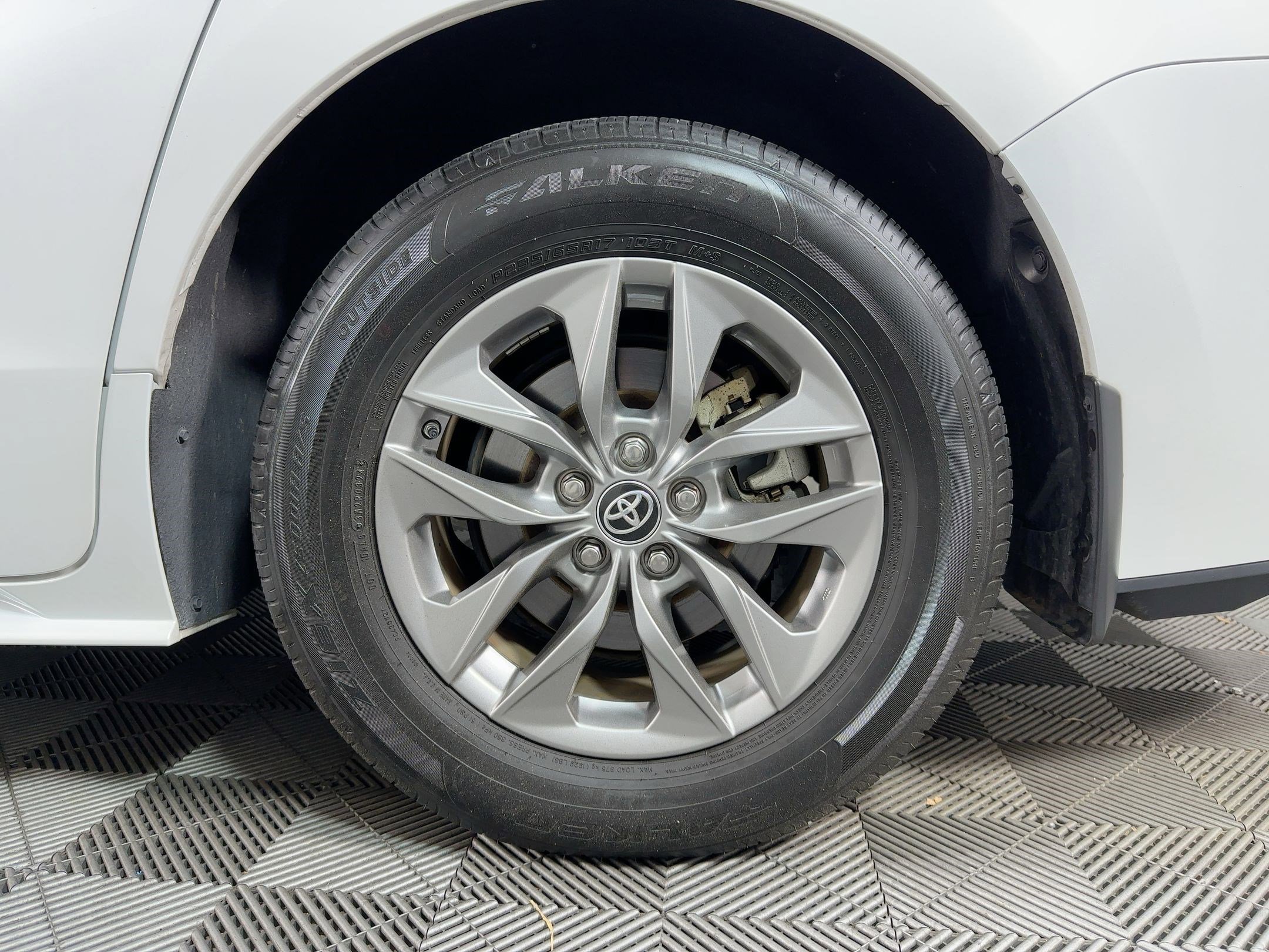 Used 2024 Toyota Sienna XLE image 10