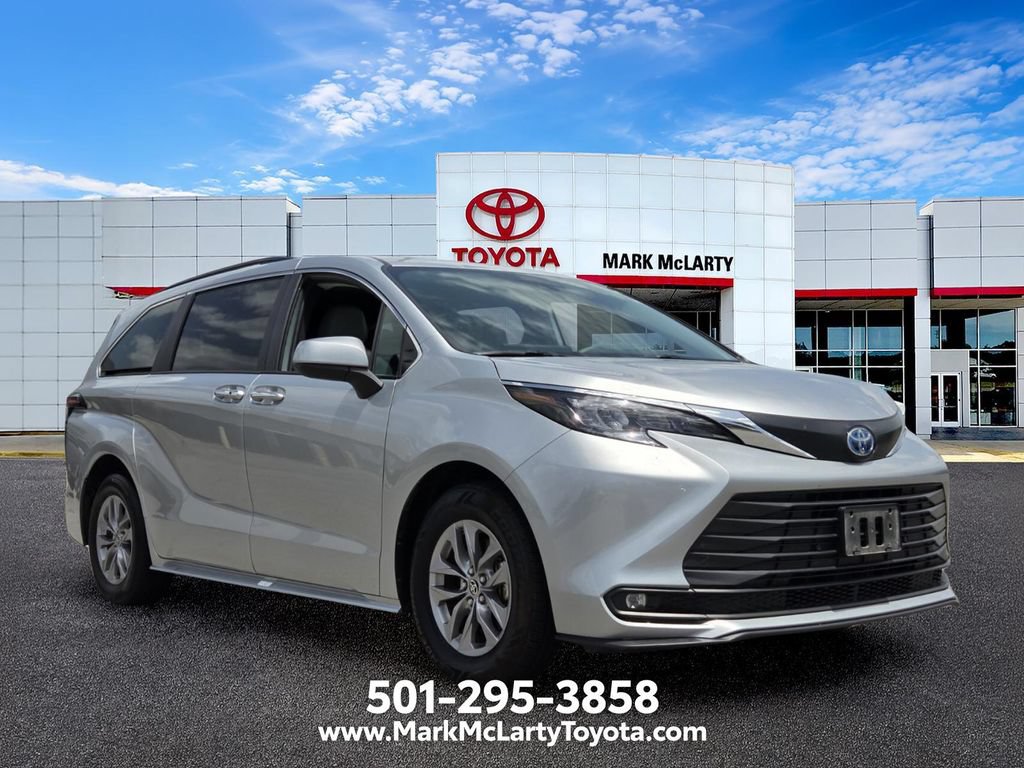 Used 2025 Toyota Sienna XLE FWD image 7