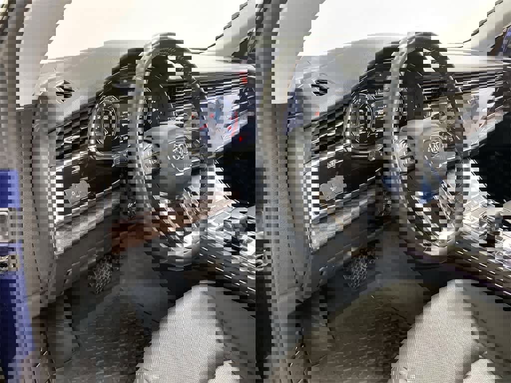 Used 2019 Audi Q8 Premium Plus w/ Premium Plus image 2