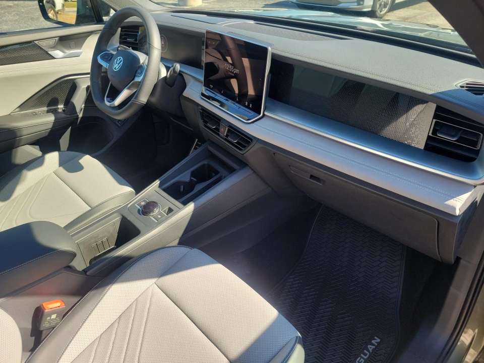 New 2026 Volkswagen Tiguan SE R-Line FWD image 28