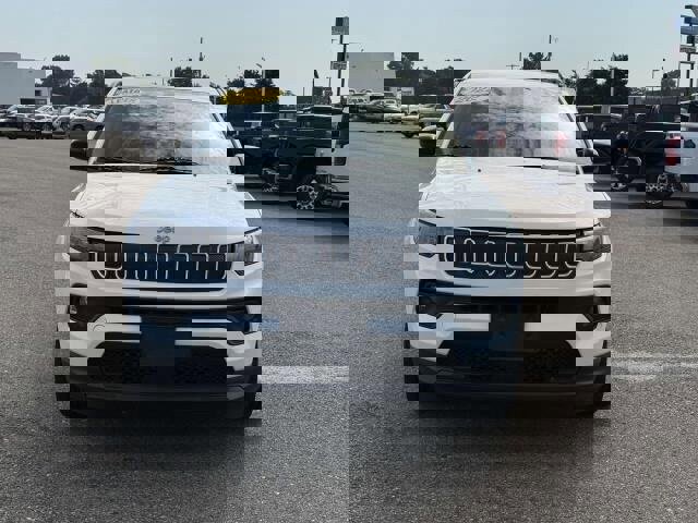 Used 2022 Jeep Compass Latitude w/ Sun and Sound Group image 3