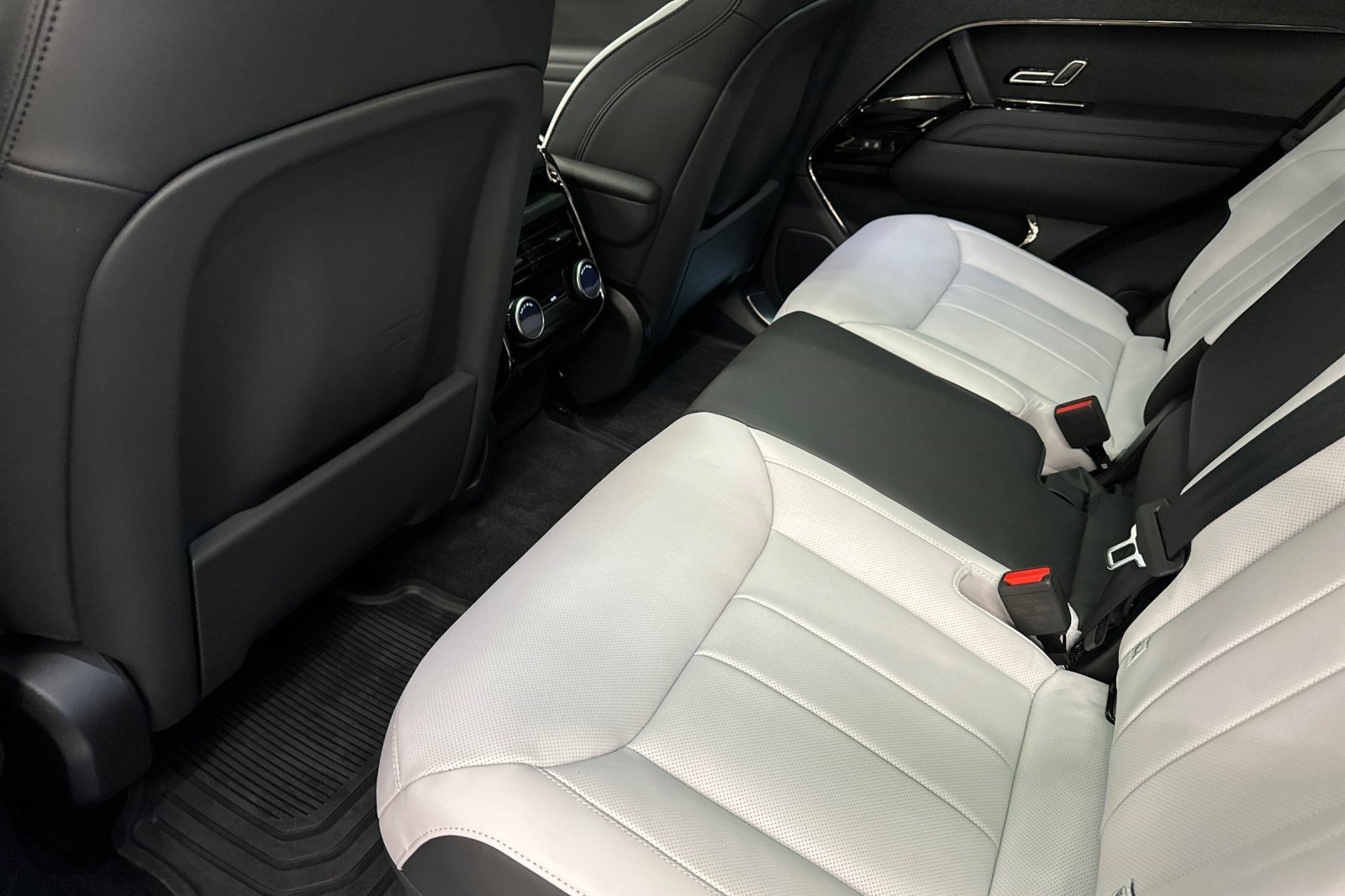 Used 2025 Land Rover Range Rover Sport Dynamic SE image 25