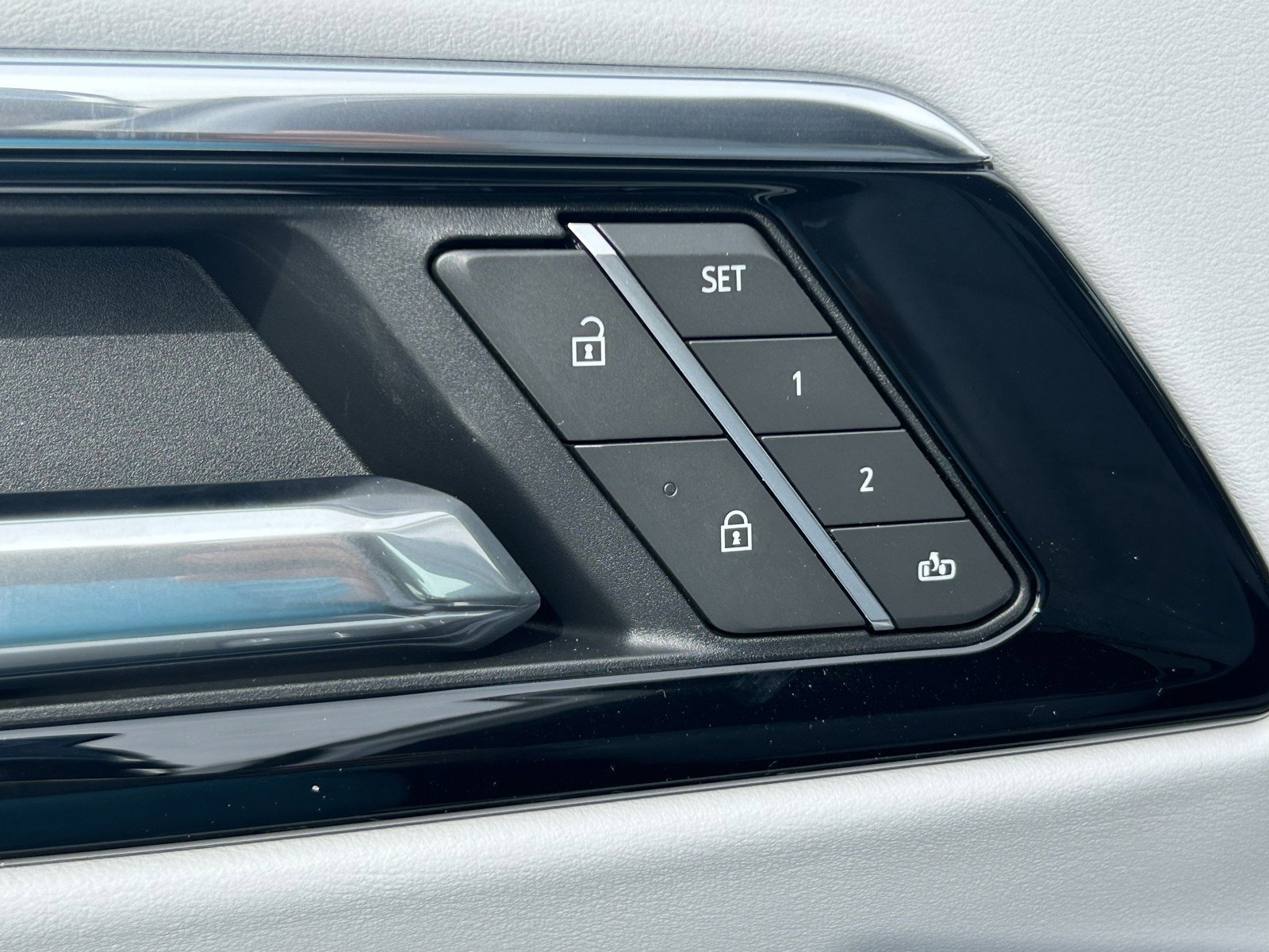 New 2025 Chevrolet Suburban Premier image 24