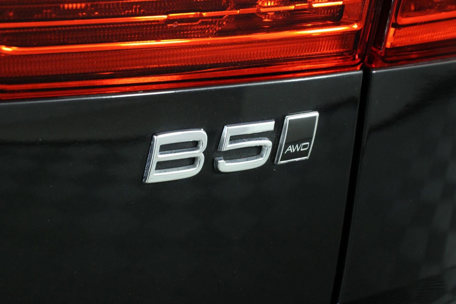 Certified 2023 Volvo XC60 B5 Ultimate w/ Climate Package image 20