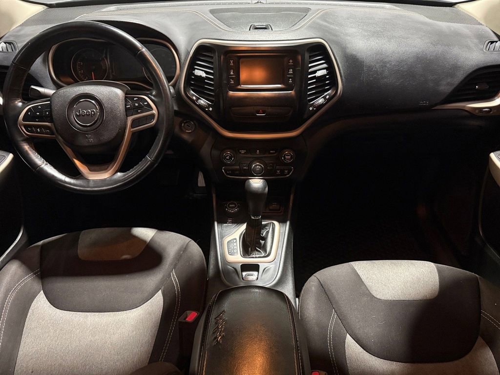 Used 2018 Jeep Cherokee Latitude w/ Cold Weather Group image 33