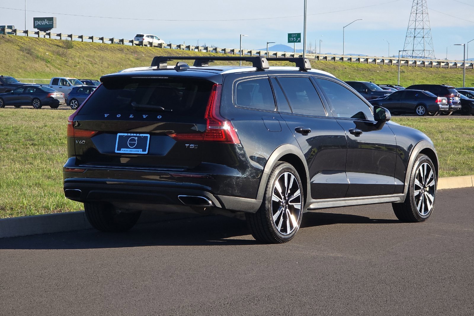 Used 2022 Volvo V60 T5 Cross Country w/ Advanced Package image 3