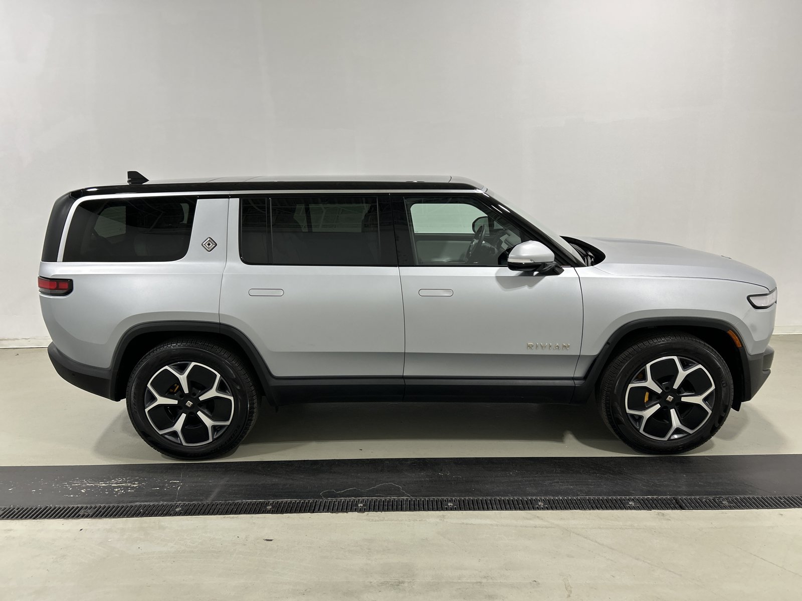 Used 2024 Rivian R1S Adventure AWD/4WD image 6