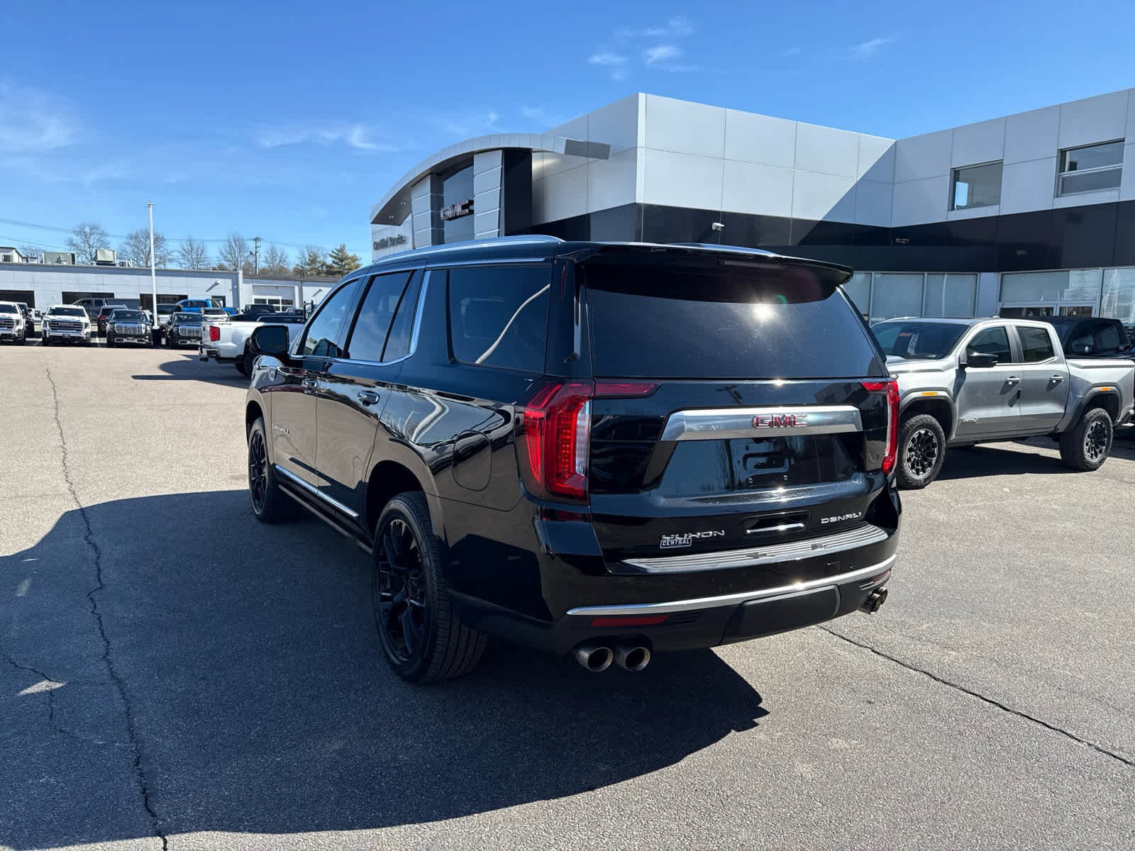 Used 2022 GMC Yukon Denali AWD/4WD image 3