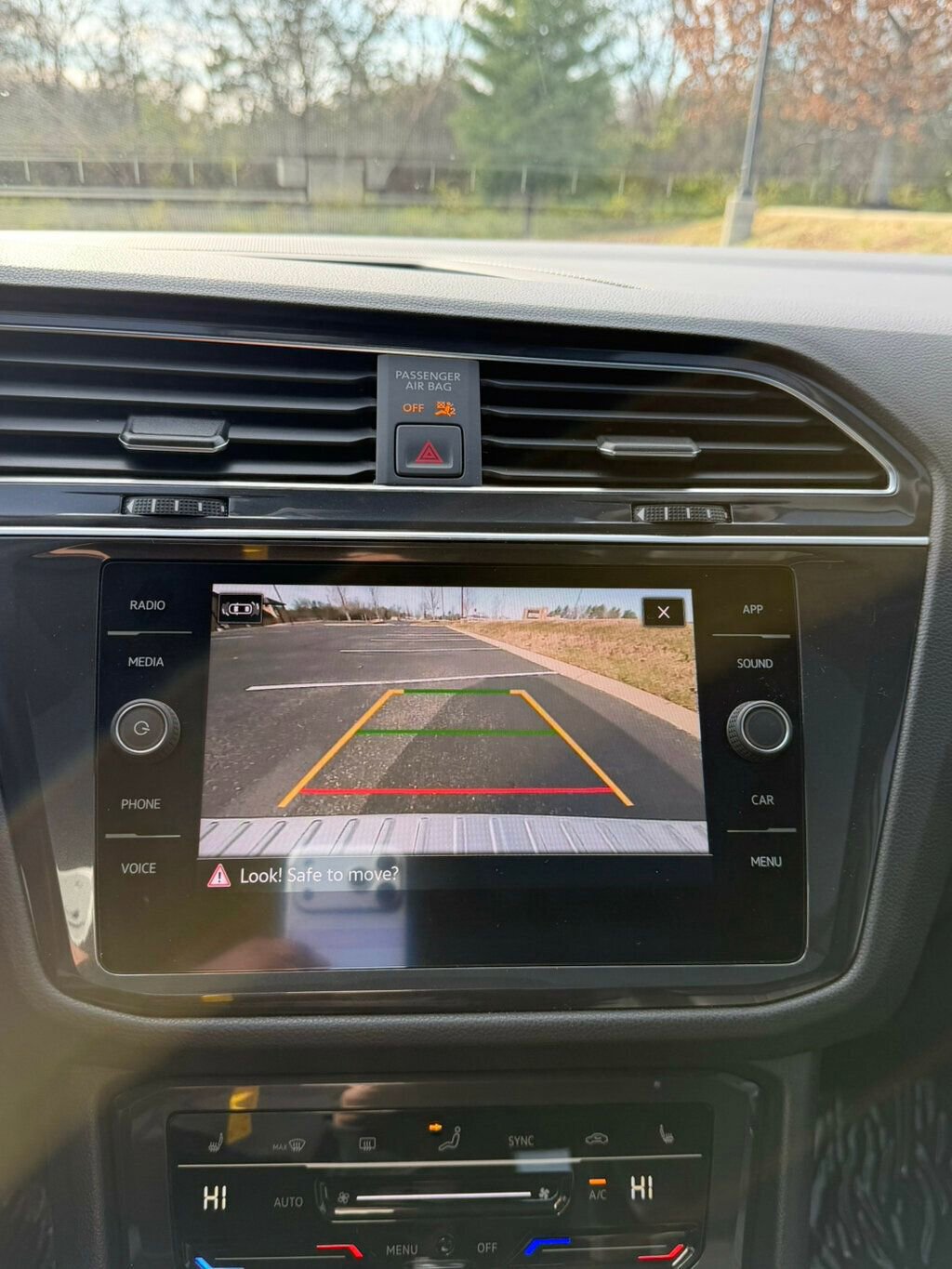 Used 2022 Volkswagen Tiguan SE w/ Panoramic Sunroof Package image 23