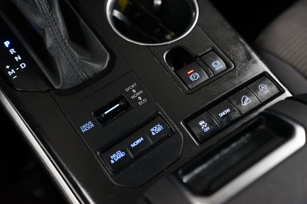 Used 2021 Toyota Highlander L image 21