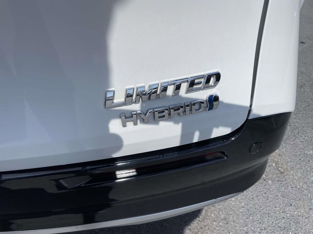 Used 2023 Toyota Sienna Limited image 29