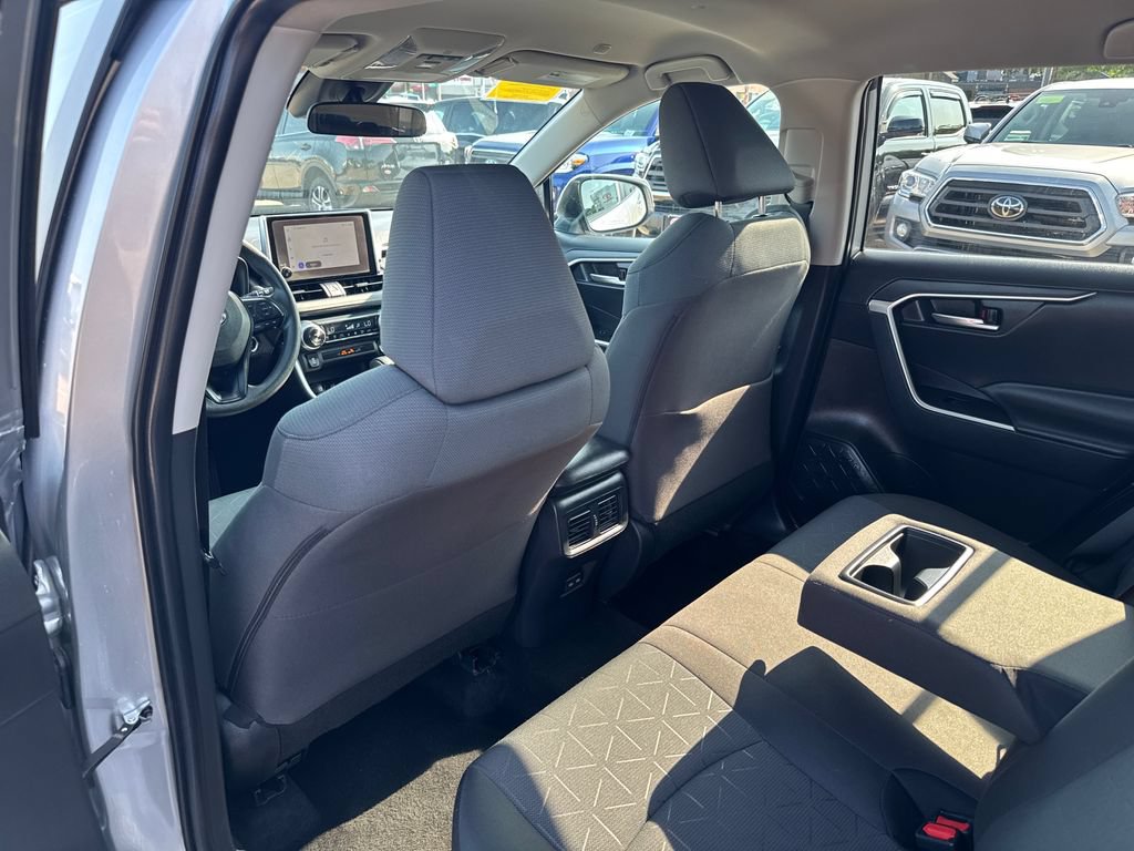 Used 2025 Toyota RAV4 XLE AWD/4WD image 39