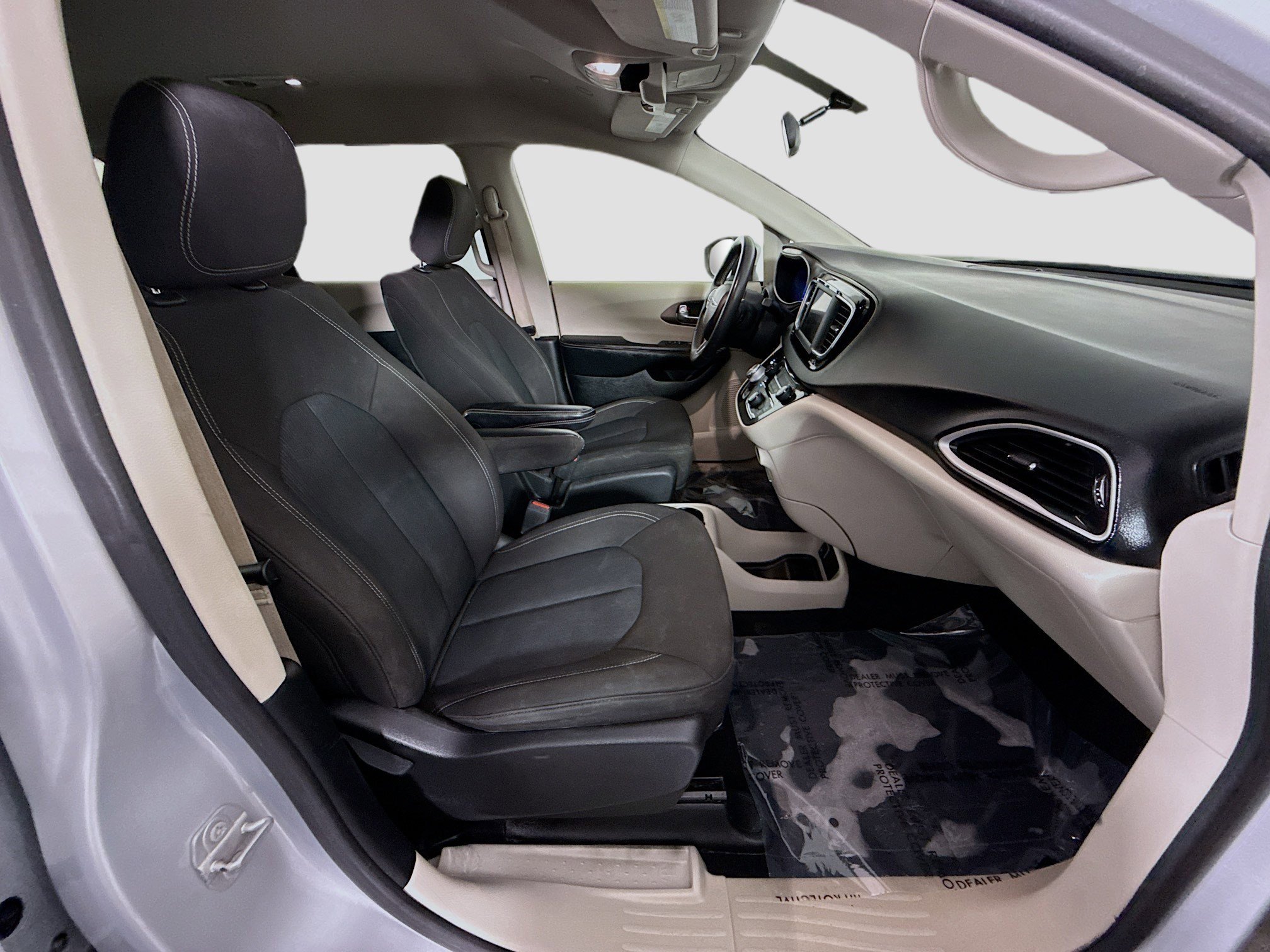 Used 2022 Chrysler Voyager LX FWD image 27