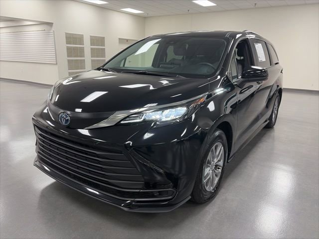 Certified 2025 Toyota Sienna LE image 3